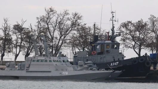 Ba tàu hải quân Ukraine bị Nga đưa về đậu tại cảng Kerch ở Crimea. Ảnh: REUTERS