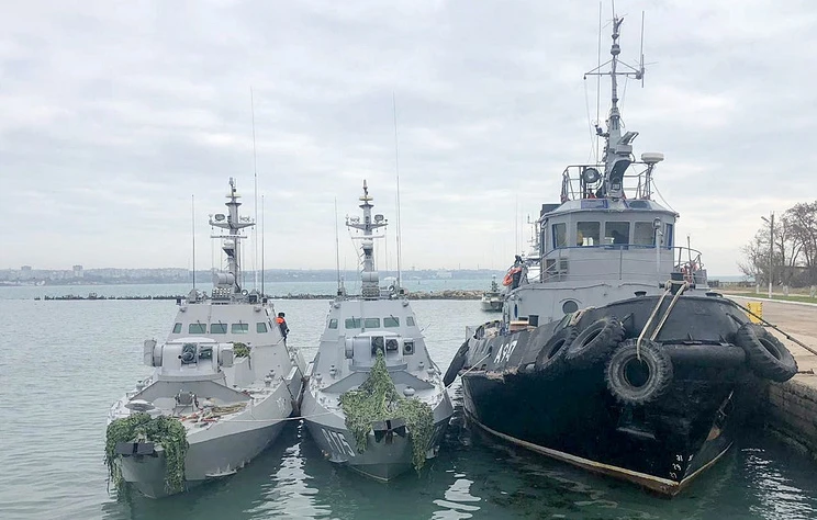 Ba tàu Ukraine được Nga đưa về cảng Kerch ở bán đảo Crimea. Ảnh: REUTERS