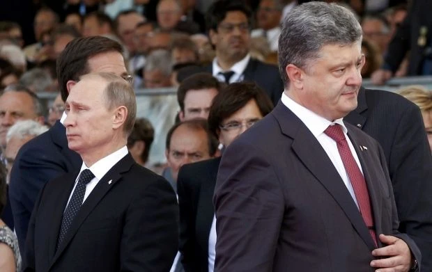 Tổng thống Petro Peroshenko nói Tổng thống Nga Vladimir Putin từ chối nói chuyện với ông về sự việc Nga bắt ba tàu Ukraine. Ảnh: URIAN