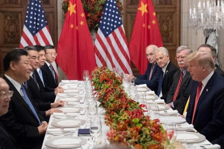 Tổng thống Donald Trump và phái đoàn Mỹ (phải) đối thoại cùng Chủ tịch Tập Cận Bình và phái đoàn Trung Quốc (trái) bên lề hội nghị G20 ở Argentina ngày 1-12. Ảnh: AFP