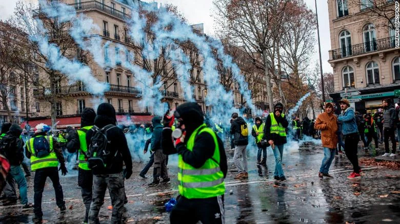 Người biểu tình áo vàng xuống đường dày đặc ở Paris cuối tuần rồi dù cảnh sát xịt hơi cay và vòi rồng trấn áp. Ảnh: CNN