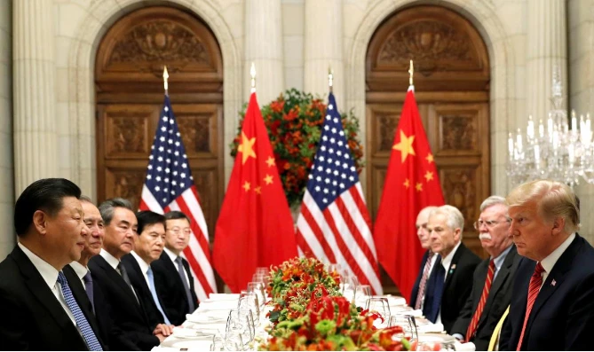 Chủ tịch Tập Cận Bình và phái đoàn Trung Quốc (trái) gặp Tổng thống Donald Trump và phái đoàn Mỹ (phải) bên lề hội nghị G20 ngày 1-12 ở Argentina. Ảnh: REUTERS
