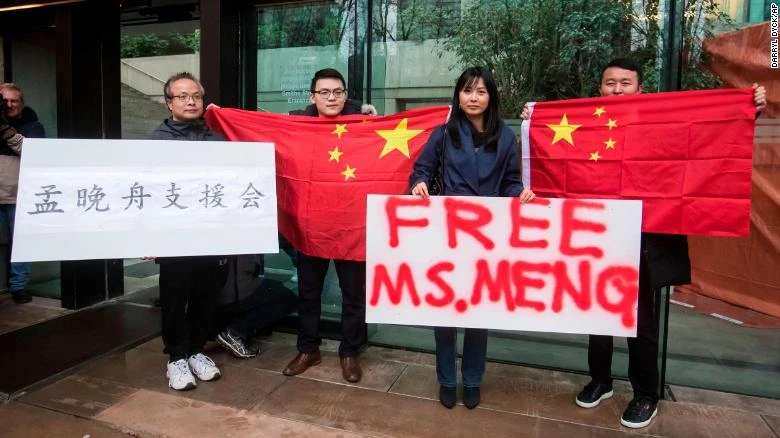 Người ủng hộ bà Mạnh biểu tình trước tòa án Vancouver (Canada) trong phiên xử thứ ba, ngày 11-12 kêu gọi cho bà Mạnh được tại ngoại. Ảnh: CNN