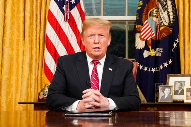 Tổng thống Mỹ Donald Trump phát biểu trước toàn dân về chuyện xây tường ngăn biên giới với Mexico tối 8-1 từ Nhà Trắng. Ảnh: AP