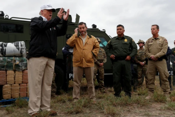 Tổng thống Mỹ Donald Trump (trái) đến vùng biên giới thị trấn Mission, bang Texas (Mỹ) – Mexico ngày 10-1, ra sức nói về tính cần thiết phải xây tường ngăn biên giới. Ảnh: REUTERS