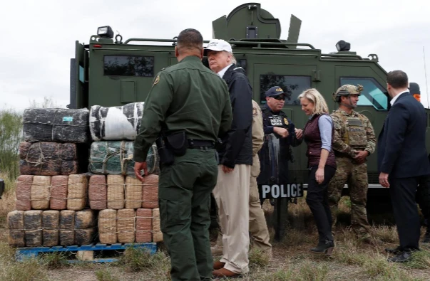 Tổng thống Mỹ Donald Trump (giữa, đội mũ) đến vùng biên giới thị trấn Mission, bang Texas (Mỹ) – Mexico ngày 10-1. Ảnh: REUTERS