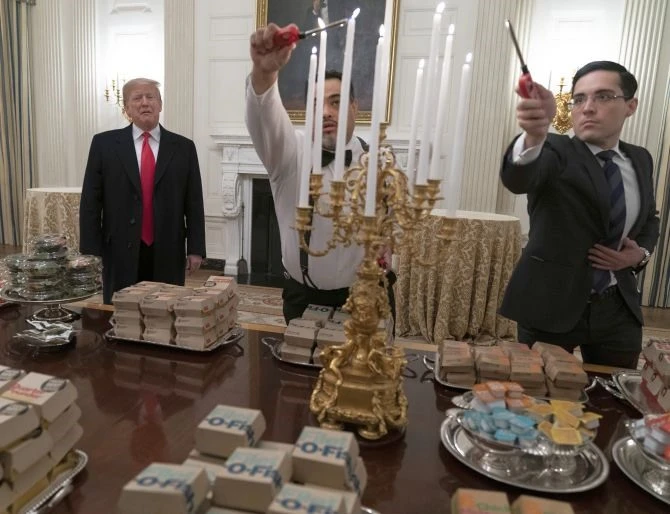 Tổng thống Mỹ Donald Trump phải đãi khách bằng thức ăn nhanh do nhà bếp nghỉ làm vì chính phủ đóng cửa. Ảnh: AFP
