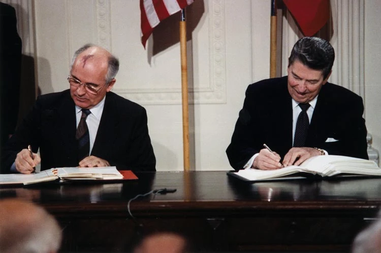 Hiệp ước INF được Tổng Bí thư Đảng Cộng sản Liên Xô Mikhail Gorbachev (trái) và Tổng thống Mỹ Ronald Reagan (phải) ký ngày 8-10-1987. Ảnh: WIKIPEDIA