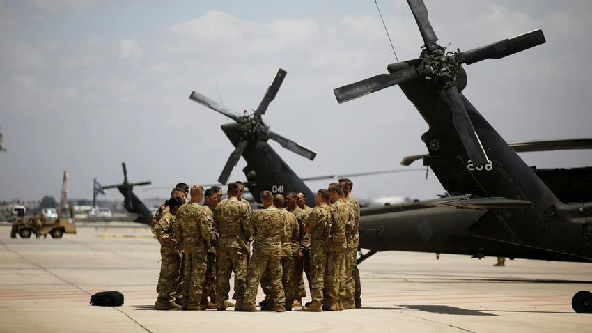 Binh sĩ Mỹ đứng bên cạnh trực thăng Balck Hawk đậu tại sân bay quốc tế Ben Gurion (Israel). Ảnh: REUTERS