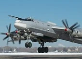 F-22 Raptor Mỹ bám sát Tu-95 Bear Nga ở Bắc Cực