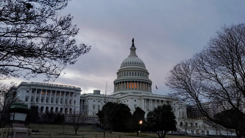 Tòa nhà Quốc hội Mỹ ở thủ đô Washington sáng đèn mở cửa lại sau thời gian đóng cửa. Ảnh: REUTERS