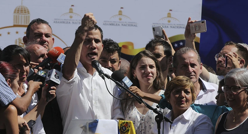 Ông Maduro cho biết tòa án đang làm việc về lệnh bắt ông Guaido (giữa). Ảnh: AP