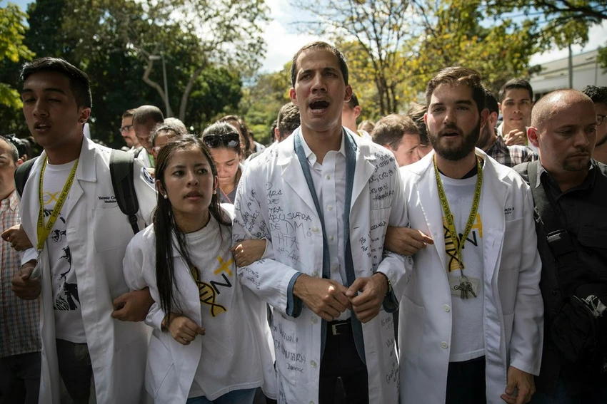 Lãnh đạo đối lập, Chủ tịch Quốc hội, tổng thống tự xưng Venezuela Juan Guaido tham gia biểu tình phản đối Tổng thống Nicolas Maduro tại thủ đô Caracas ngày 30-1. Ảnh: AP