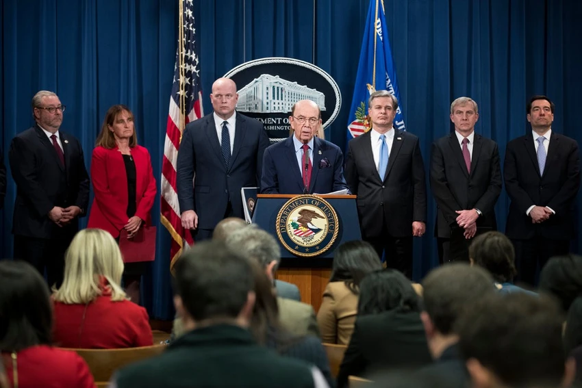 Bộ trưởng Thương mại Mỹ Wilbur Ross thông báo về việc truy tố Trung Quốc và Huawei ngày 28-1. Ảnh: NEW YORK TIMES