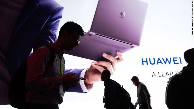 Các sản phẩm của Huawei bao gồm điện thoại thông minh, máy tính xách tay, máy tính bảng, thiết bị nối mạng, phần mềm, và vi mạch. Ảnh: CNN