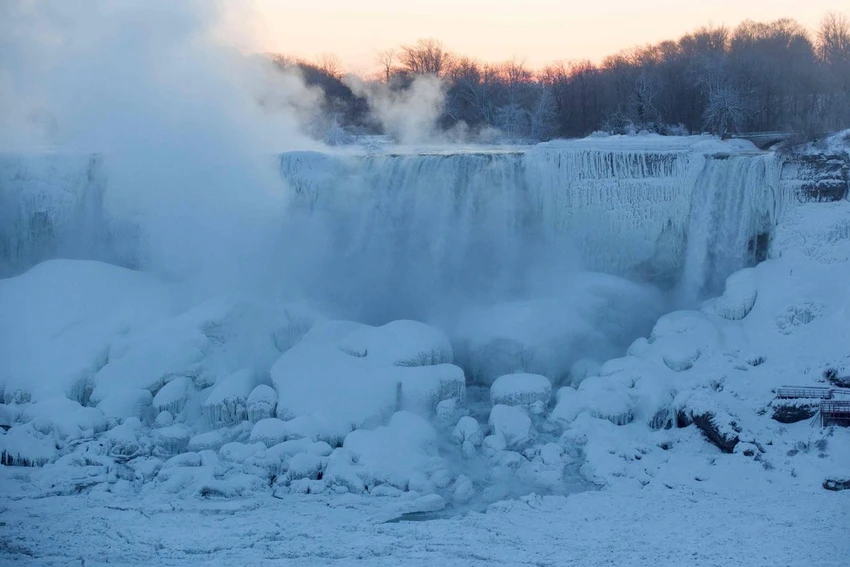 Hơi nước từ thác Niagara khi mặt trời mọc. Ảnh: AFP