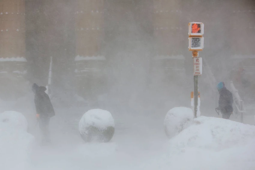 Công nhân dọn tuyết tại New York. Ảnh: REUTERS
