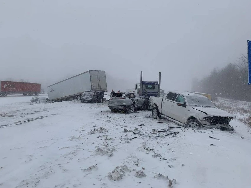Xe gặp tai nạn vì tuyết ở Michigan. Ảnh: REUTERS