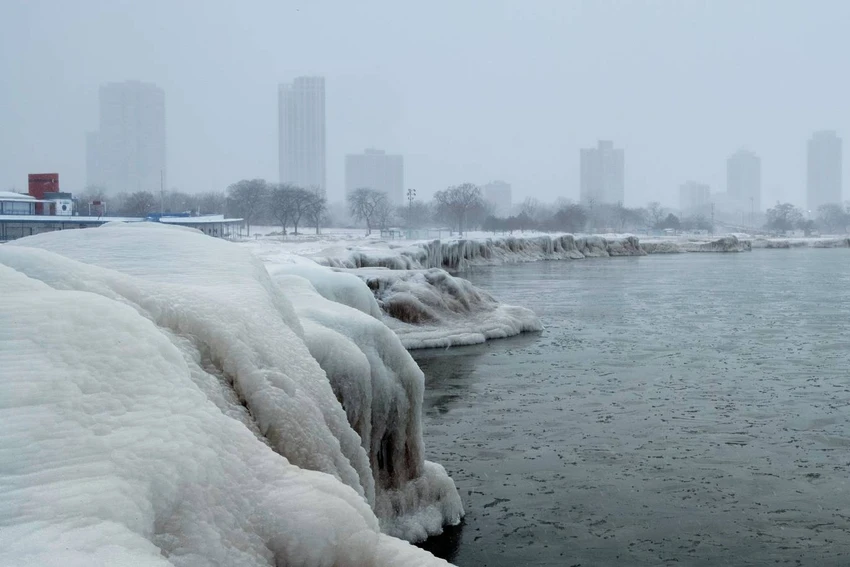 Tuyết dày trên sông ở Michigan. Ảnh: REUTERS