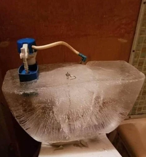 Bồn chứa nước toilet vỡ khi nước bên trong đóng băng, lộ ra các thiết bị bên trong. Ảnh: DAILY MAIL