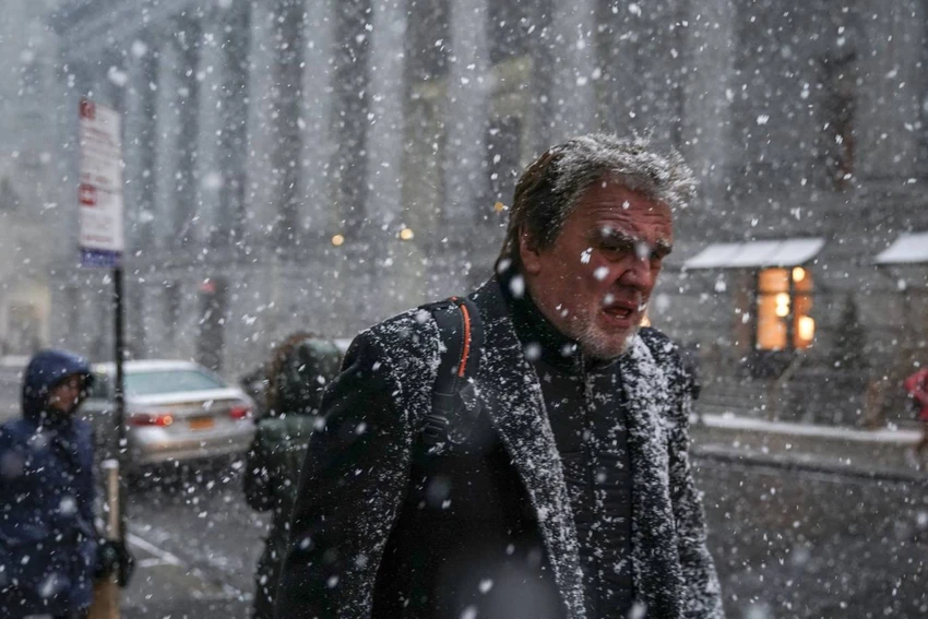 Người đi đường trong tuyết trắng trời New York. Ảnh: REUTERS