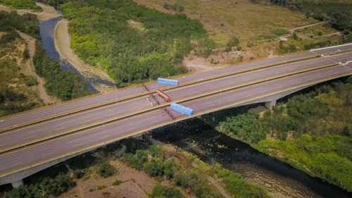 Chính phủ Venezuela đang phong tỏa cây cầu nối nước này với Colombia để ngăn hàng cứu trợ vào. Ảnh: AP