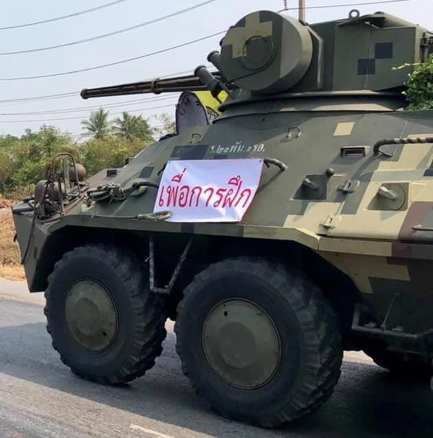 Xe bọc thép được nhìn thấy đang di chuyển về phía bắc Bangkok, hướng về tỉnh Lopburi (Thái Lan). Ảnh: TWITTER