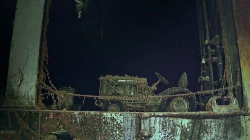 Máy kéo International Harvester trên xác tàu USS Hornet. Ảnh: FOX NEWS