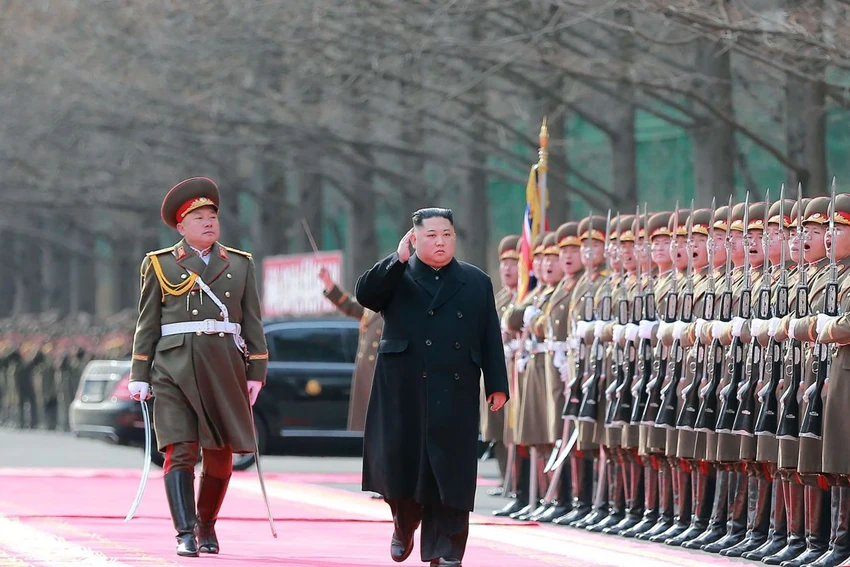 Lãnh đạo Triều Tiên Kim Jong-un (giữa) thăm các lực lượng vũ trang nước này đầu tháng 2, sẽ gặp Tổng thống Mỹ Donald Trump vào tuần sau tại Hà Nội. Ảnh: KCNA