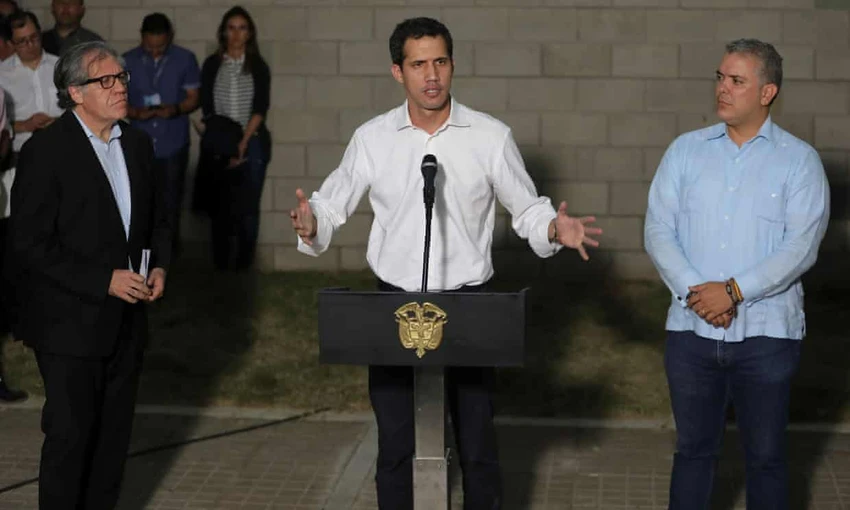Chủ tịch Quốc hội Venezuela, tổng thống lâm thời tự xưng Juan Guaido (giữa) phát biểu tại tỉnh Cututa (Colombia) ngày 22-2, bên trái là Tổng thống Chile Sebastian Pinera, bên phải là Tổng thống Colombia Ivan Duque. Ảnh: AFP