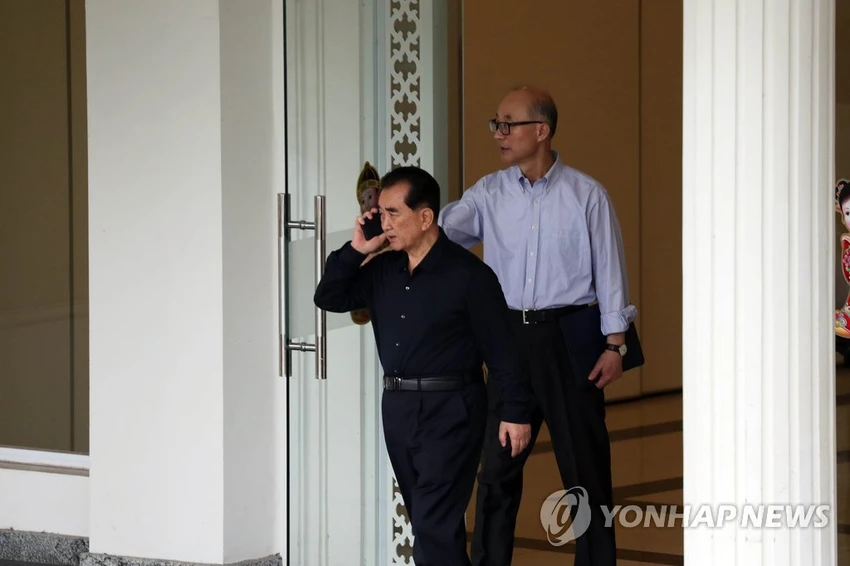 Ông Kim Chang-son (trái) - được xem như Chánh văn phòng của ông Kim Jong-un, và ông Pak Chol rời nhà khách chính phủ ở Hà Nội ngày 24-2. Ảnh: YONHAP