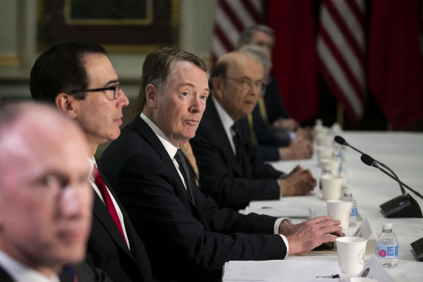 Đại diện Thương mại Mỹ Robert Lighthizer (giữa) dẫn đầu phái đoàn Mỹ đàm phán thương mại với phía Trung Quốc tại thủ đô Washington (Mỹ) ngày 21-2. Ảnh: BLOOMBERG
