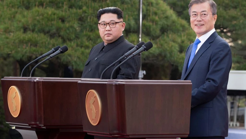 Lãnh đạo Triều Tiên Kim Jong-un (trái) họp báo chung với Tổng thống Hàn Quốc Moon Jae-in (phải) trong kỳ thượng đỉnh liên Triều lần hai ở Bàn Môn Điếm, tháng 9-2018. Ảnh: REUTERS