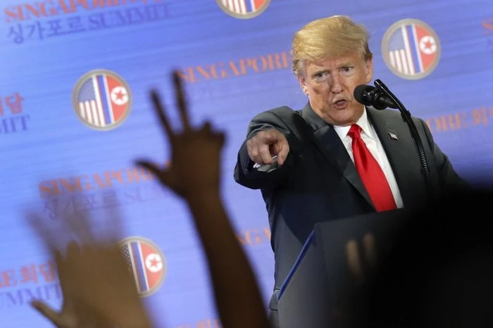 Tổng thống Mỹ Donald Trump họp báo sau cuộc gặp thượng đỉnh lần một với lãnh đạo Triều Tiên Kim Jong-un, tại Singapore ngày 12-6-2018. Ảnh: AP