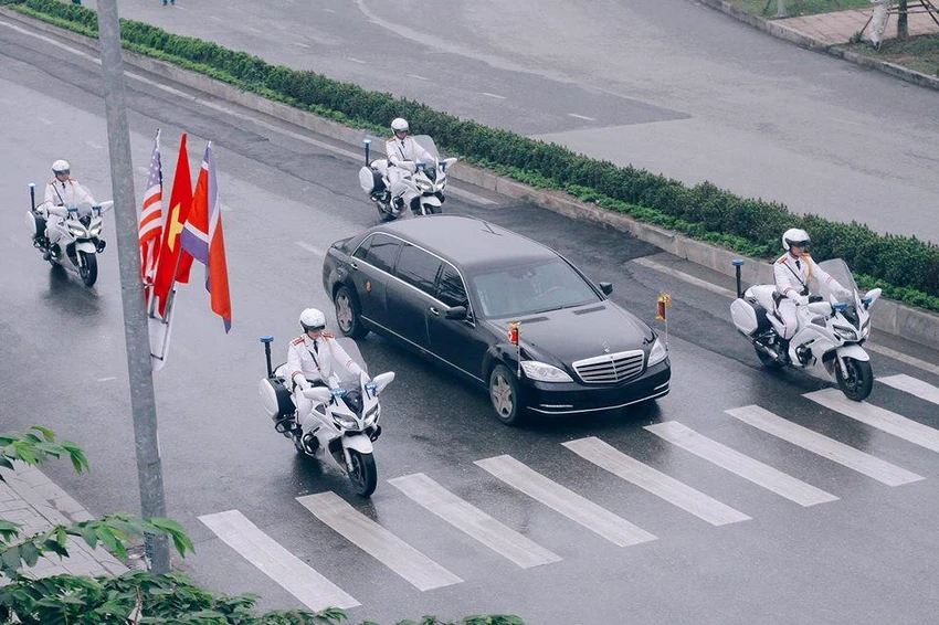 Xe chở lãnh đạo Triều Tiên Kim Jong-un được hộ tống về Hà Nội sáng nay. Ảnh: TTXVN