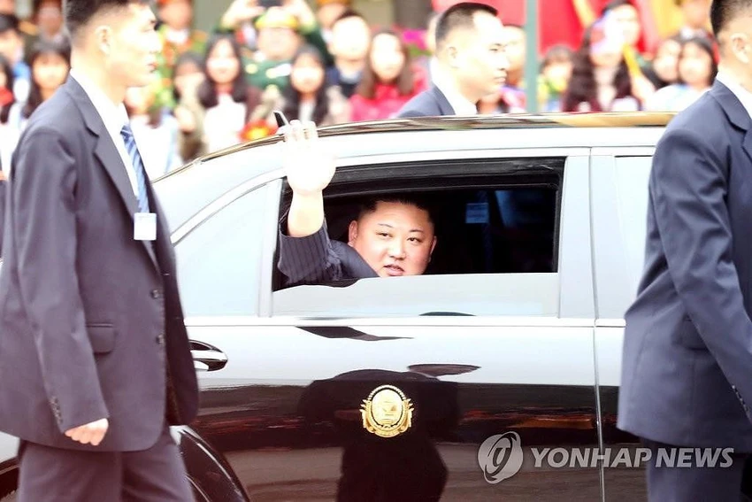 Lãnh đạo Triều Tiên Kim Jong-un trên xe về Hà Nội. Ảnh: YONHAP
