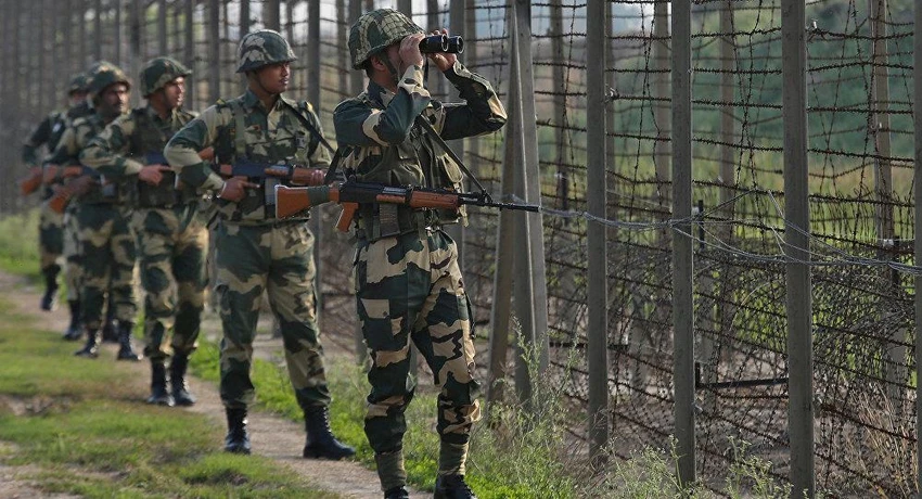 Lính biên phòng Ấn Độ tuần tra dọc biên giới với Pakistan gần bang Jammu and Kashmir ngày 26-2. Ảnh: REUTERS