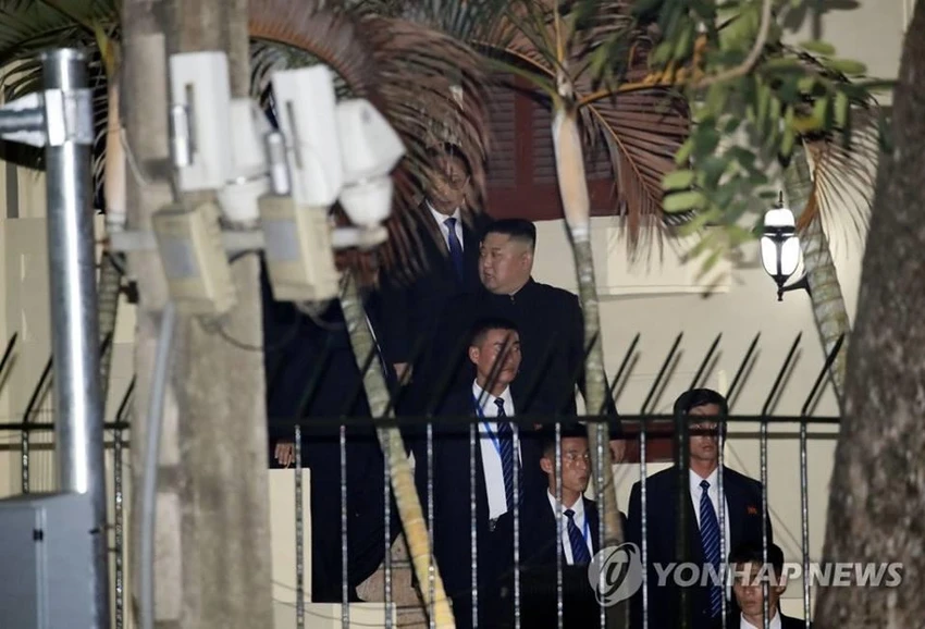 Lãnh đạo Triều Tiên Kim Jong-un rời Đại sứ quán Triều Tiên ở Hà Nội chiều tối 26-2. Ảnh: YONHAP