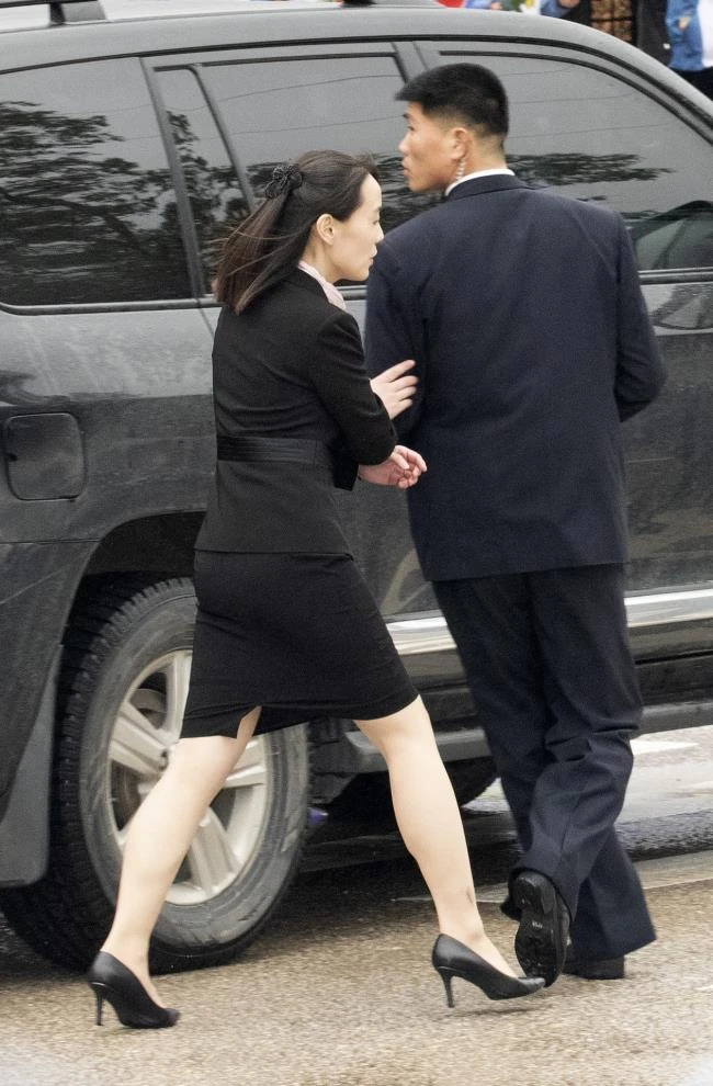 Bà Kim Yo-jong luôn có mặt và kiểm tra xung quanh trước khi anh mình xuất hiện. Ảnh: YONHAP