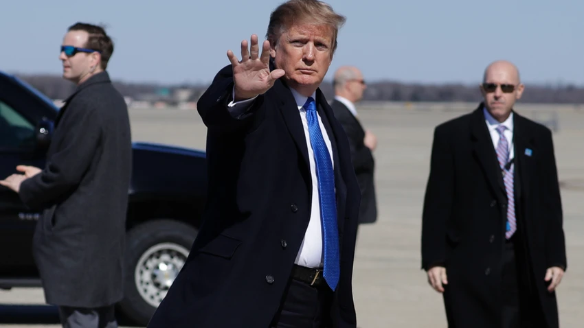 Tổng thống Mỹ Donald Trump lên chiếc Không lực Một sang Việt Nam. Ảnh: AP