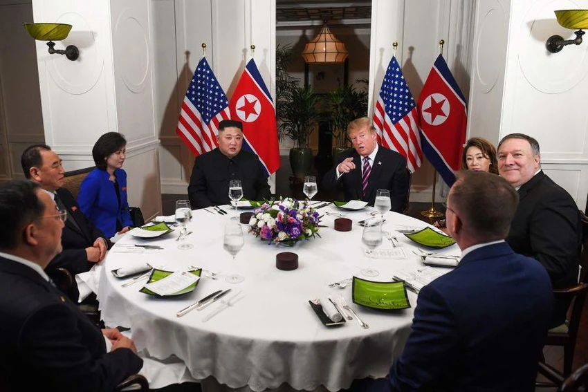 Tổng thống Donald Trump cùng phái đoàn Mỹ (phải) và lãnh đạo Kim Jong-un cùng phái đoàn Triều Tiên (trái) trong bữa ăn tối qua 27-2. Ảnh: CNN