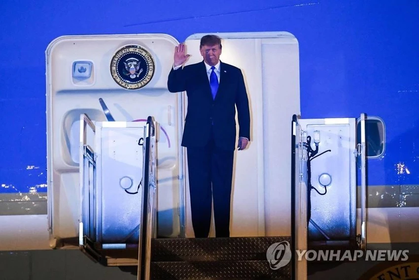 Tổng thống Mỹ Donald Trump vẫy chào khi chiếc Không lực Một chở ông hạ cánh xuống sân bay quốc tế Nội Bài tối 26-2. YONHAP