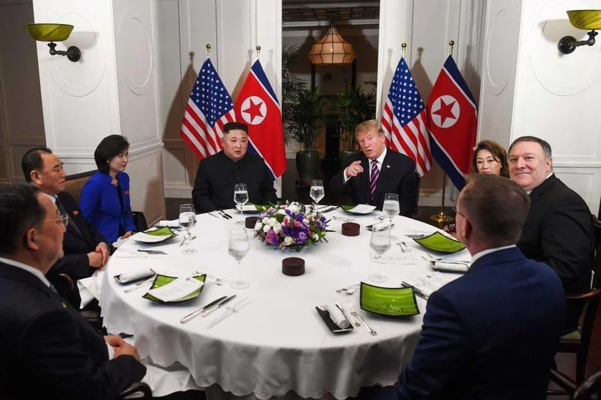 Hai lãnh đạo và hai phái đoàn Mỹ-Triều ăn tối chung ngày 27-2. Ảnh: CNN