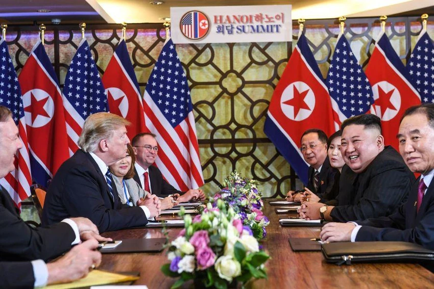 Tổng thống Mỹ Donald Trump và lãnh đạo CHDCND Triều Tiên Kim Jong-un và hai phái đoàn quan chức họp mở rộng sáng nay. Ảnh: GETTY IMAGES
