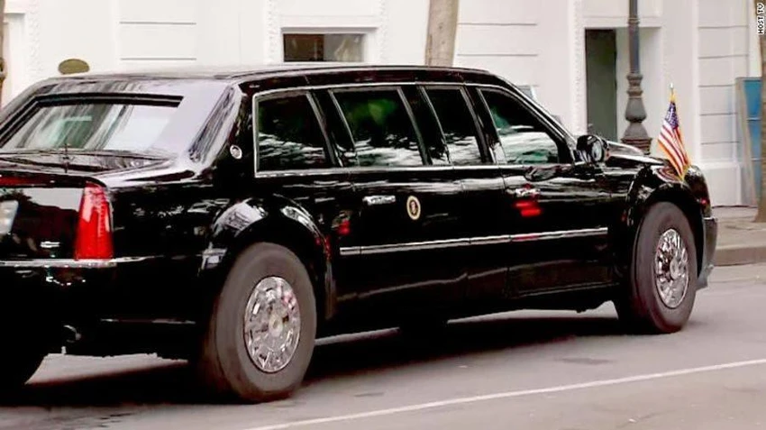 Xe chở ông Trump rời khách sạn Sofitel Legend Metropole trưa nay. Ảnh: CNN