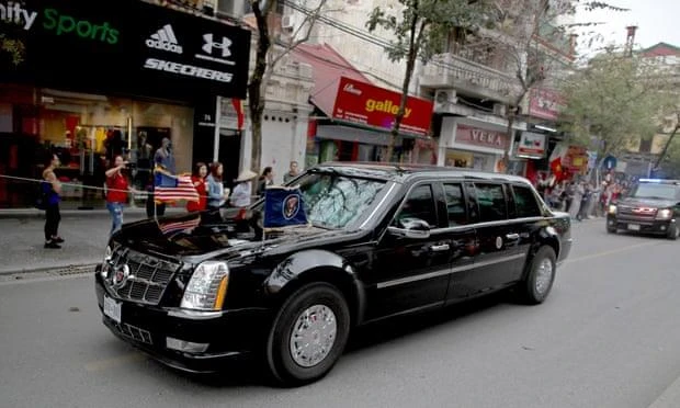 Xe chở Tổng thống Mỹ Donald Trump rời khách sạn Sofitel Legend Metropole chiều 28-2, sau khi hai phái đoàn bỏ qua bữa ăn trưa và lễ ký tuyên bố chung. Ảnh: EPA