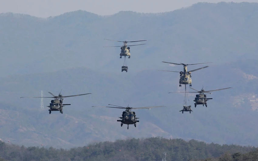 Các trực thăng Black Hawk và Chinook của quân đội Mỹ trong một cuộc tập trận Đại Bàng non với Hàn Quốc. Ảnh: AP
