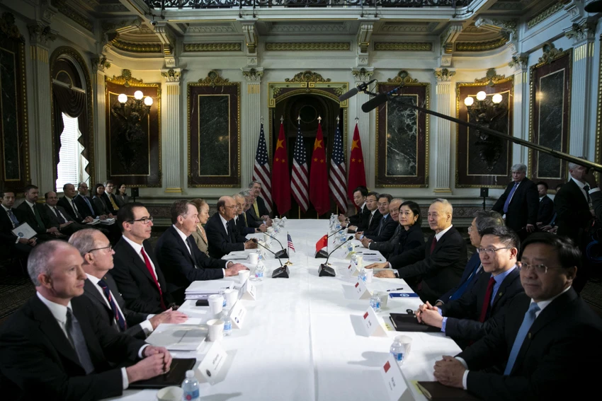 Hai phái đoàn đàm phán thương mại Mỹ (trái) và Trung Quốc gặp nhau tại thủ đô Washington (Mỹ) ngày 21-2. Ảnh: BLOOMBERG