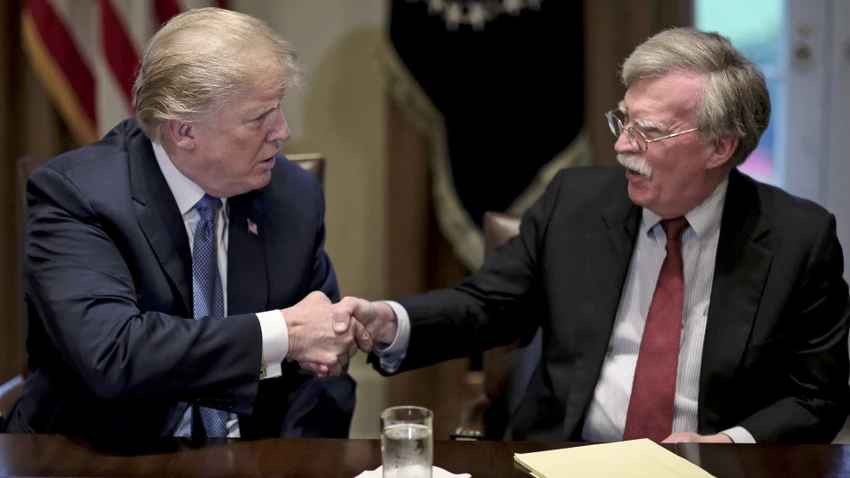 Ông Bolton (phải) được cho đứng đằng sau quyết định rut khỏi Hiệp ước INF của ông Trump (trái). Ảnh: NIKKEI