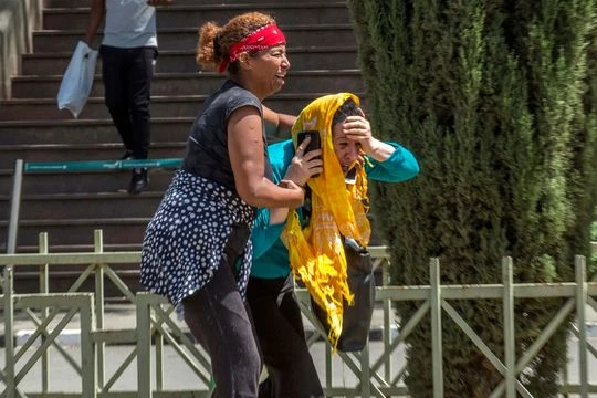 Người thân nạn nhân tuyệt vọng tại sân bay quốc tế Bole ở thủ đô Addis Ababa (Ethiopia) ngày 10-3. Ảnh: AP 